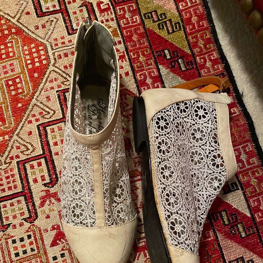 So cute Off white lace bootie Cri de Couer size 8